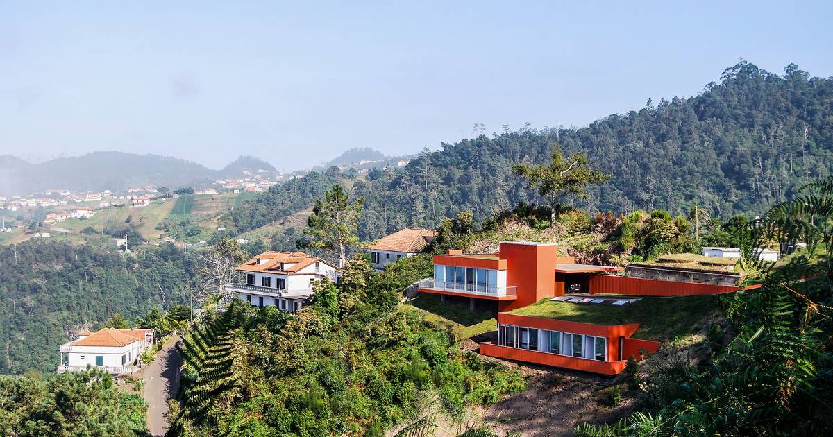 Tendências: uma casa no morro ‘enterrada’ na terra quase até o telhado