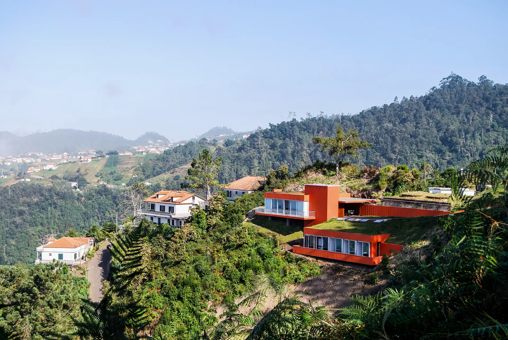 A Casa Cabeço do Resto, na ilha da Madeira justifica as vantagens em aproveitar um lote “muito íngreme”, segundo o arquiteto Bruno Martins