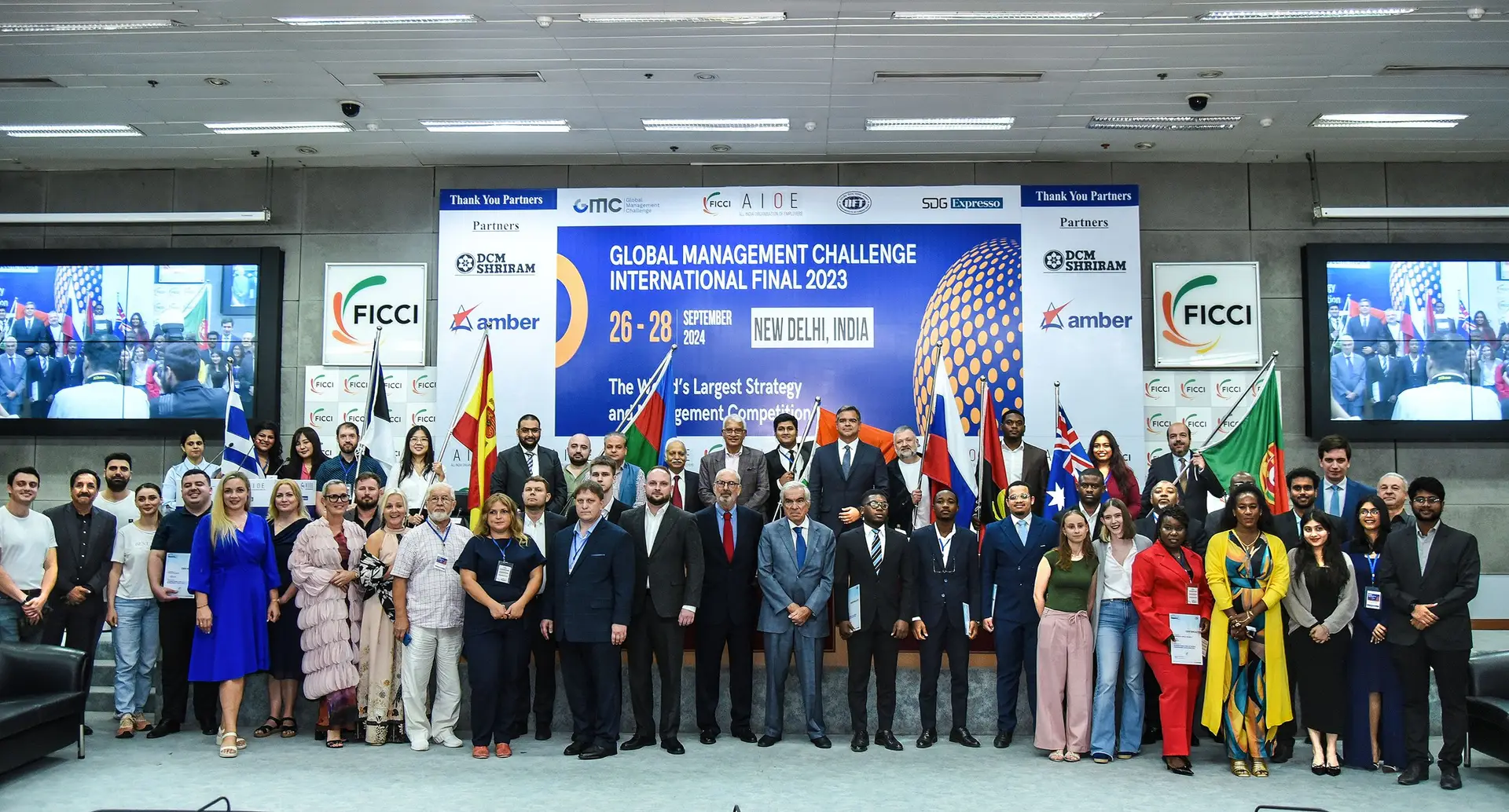 MOMENTOS. A cidade de Nova Deli, na Índia, foi a anfitriã da final internacional do Global Management Challenge 2023, realizada no final do passado mês de setembro. Na cerimónia de divulgação de resultados os elementos das oito equipas que competiram de forma presencial, a organização e demais convidados que estiveram presentes neste evento