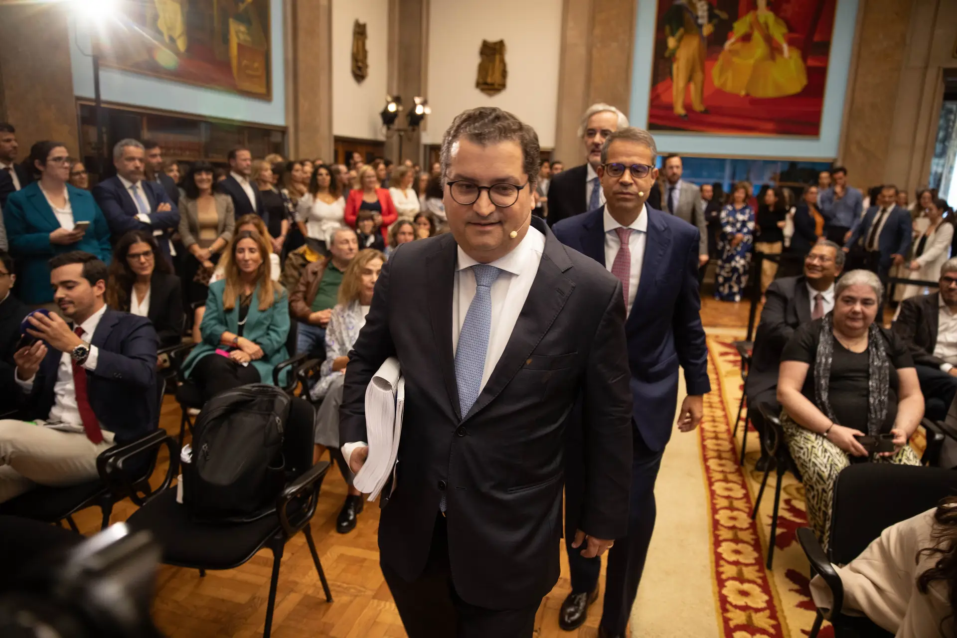 Contenção, outra vez: o excedente de 2025 não dá para excessos