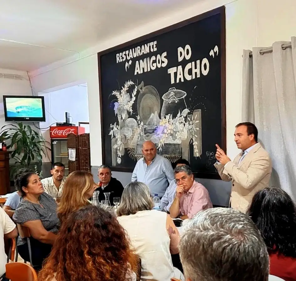 Gente entre betos, copos e tachos