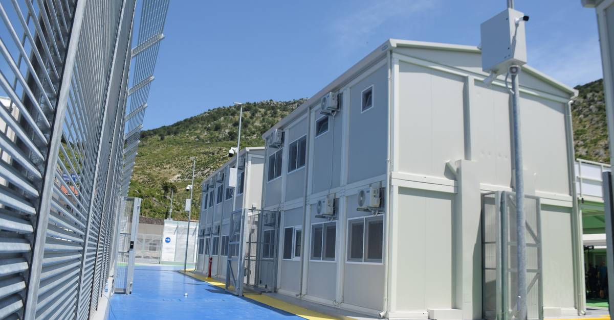 Os centros de acolhimento na Albânia estão prontos: o governo italiano promete enviar migrantes para fora da UE, mas será que terá sucesso?