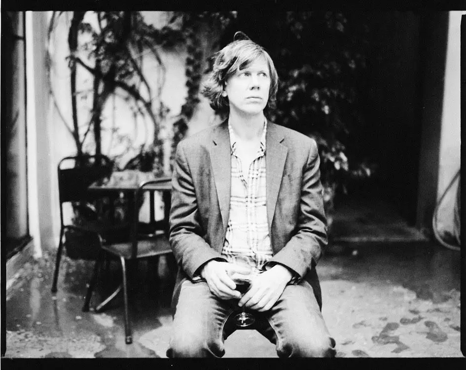 Entrevista a Thurston Moore: “Como toda a gente, tenho momentos de depressão. Mas quando pego numa guitarra, tudo muda”
