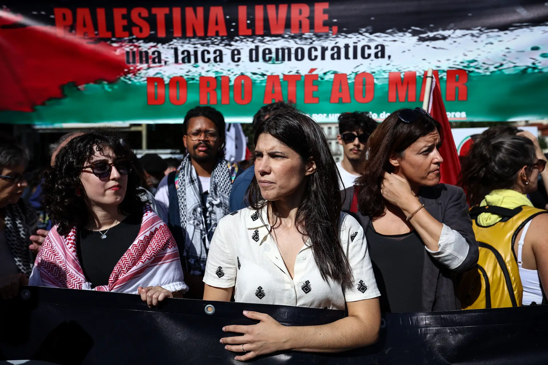 A coordenadora nacional do Bloco de Esquerda, Mariana Mortágua (C), participa na manifestação "Palestina Livre! Paz no Médio Oriente", em Lisboa