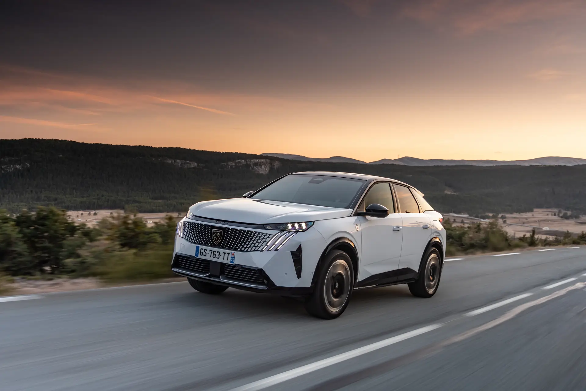 O leão volta a mostrar a sua garra. Conheça o novo Peugeot E-3008 que até pode surpreender na autonomia
