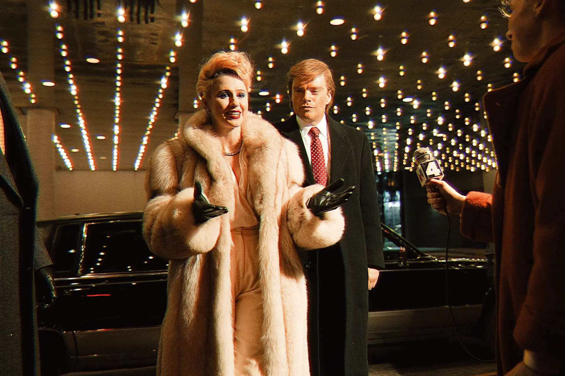 O casal Ivana e Donald Trump, interpretado por Maria Bakalova e Sebastian Stan