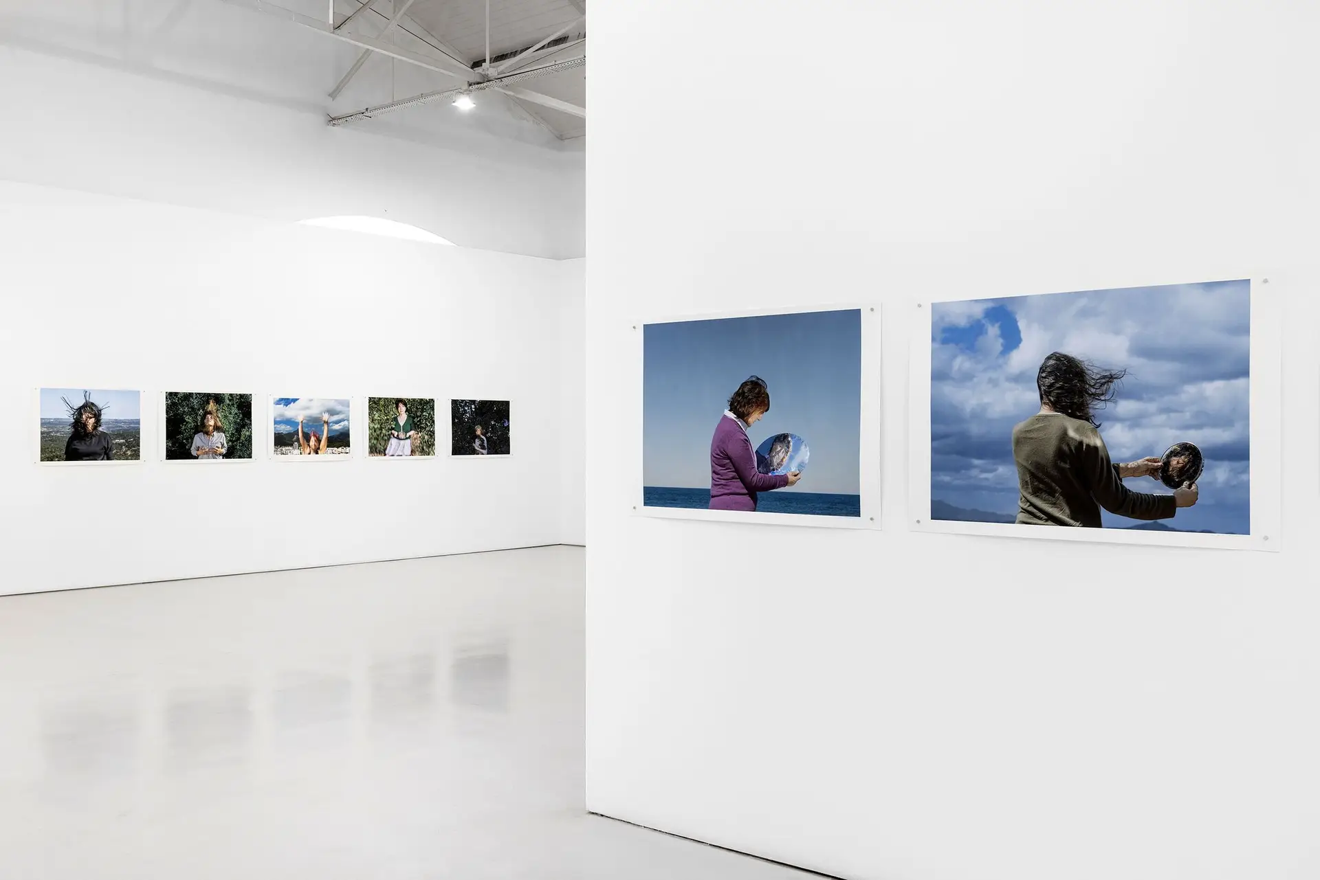 As imagens possuem uma dimensão afetiva: os fotografados são amigos ou familiares do fotógrafo