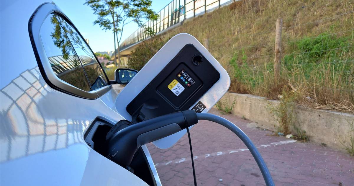 As vendas globais de carros elétricos aumentaram 30,5% em setembro, com a China liderando o resto do mundo