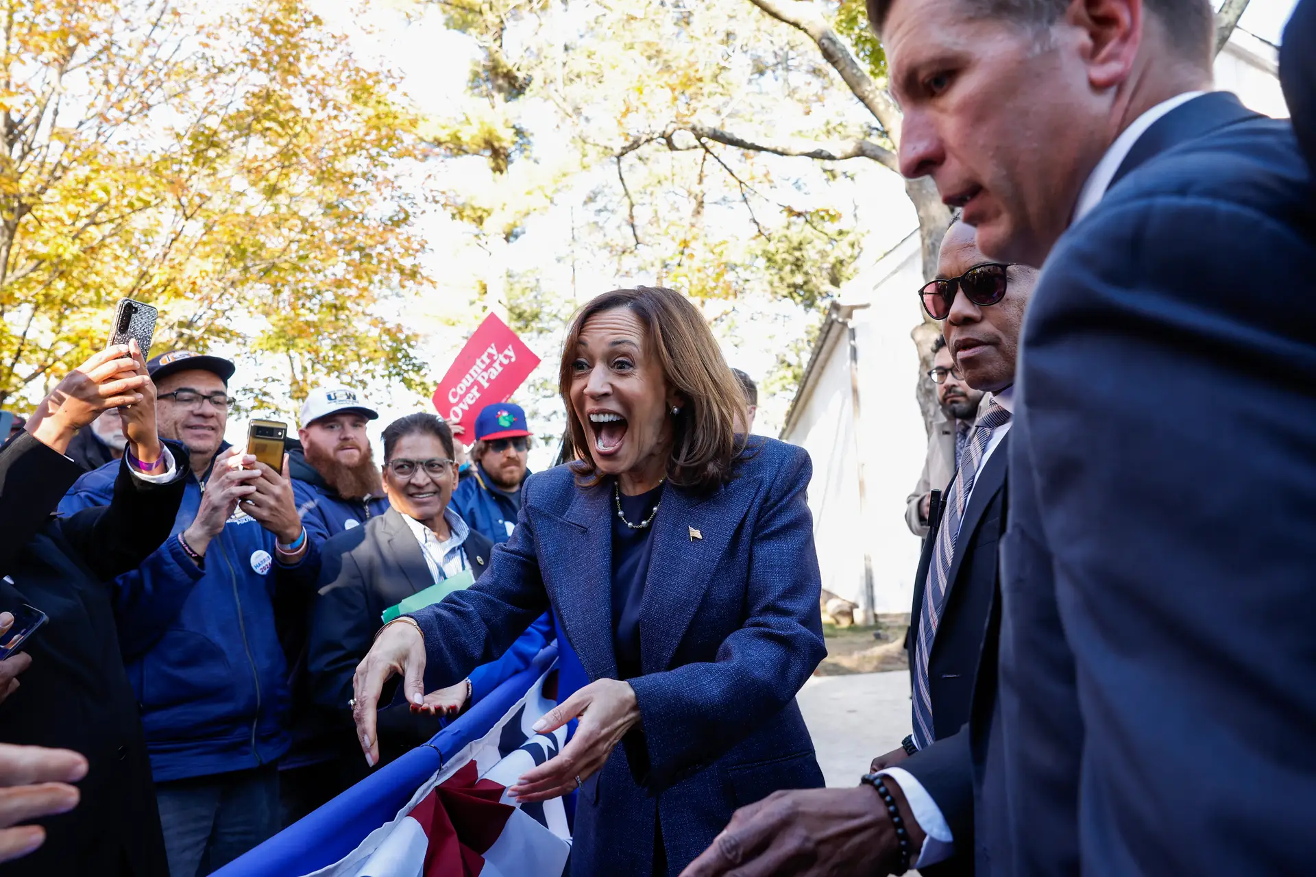 Kamala Harris deu a entrevista na Pensilvânia, onde participou num comício com republicanos, sob o mote “o país à frente do partido” 