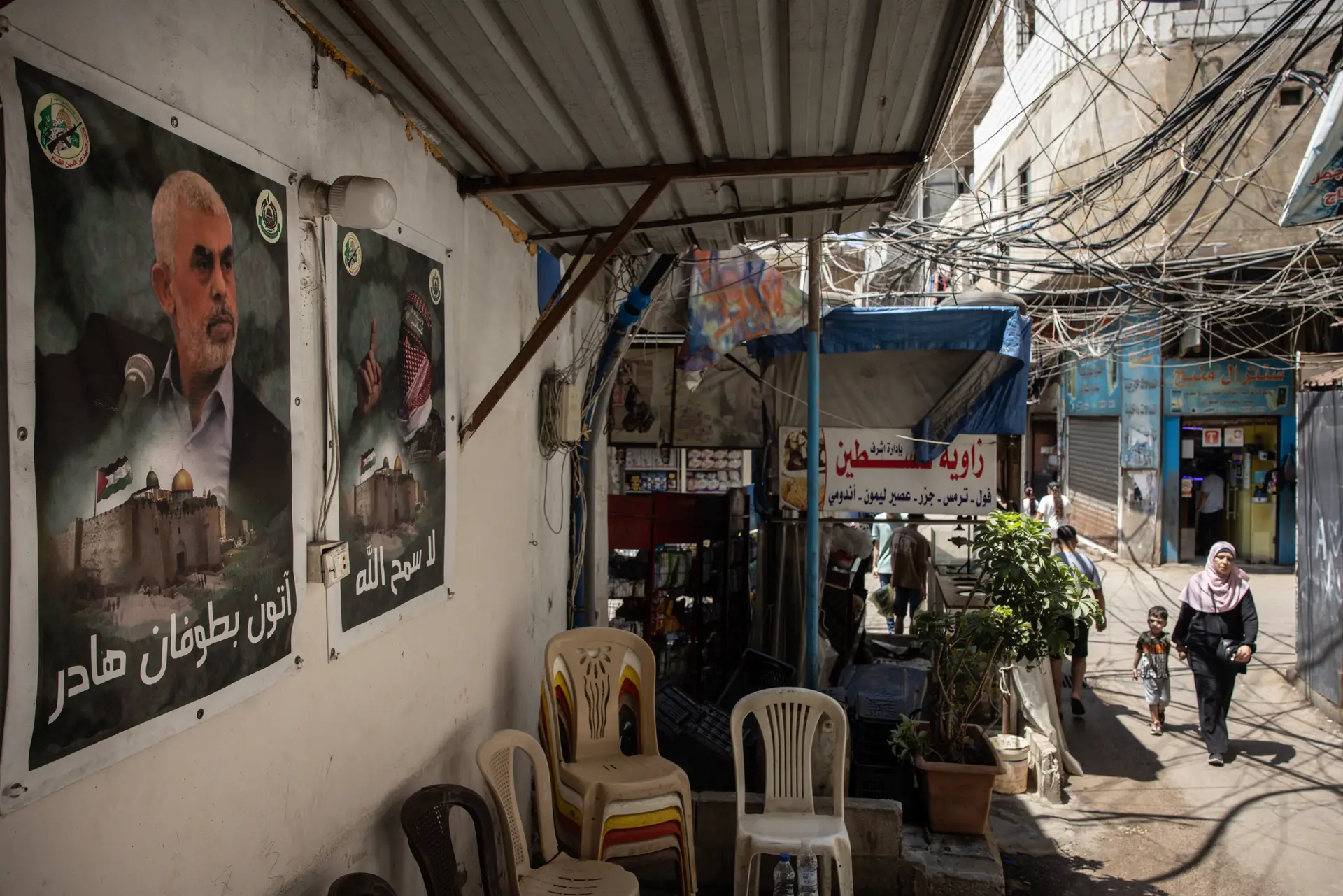 Poster com imagem de Yahya Sinwar numa rua em Beirute, no Líbano