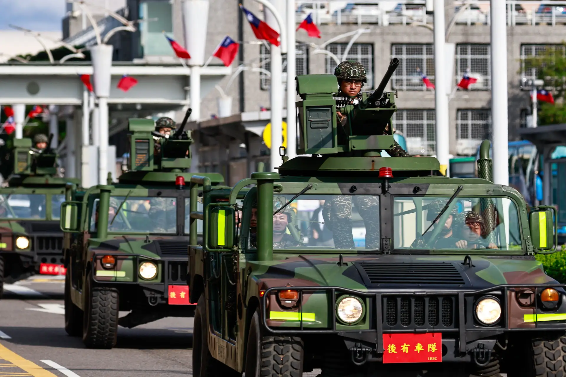 Veículos militares armados de Taiwan patrulham aeroporto de Songshan