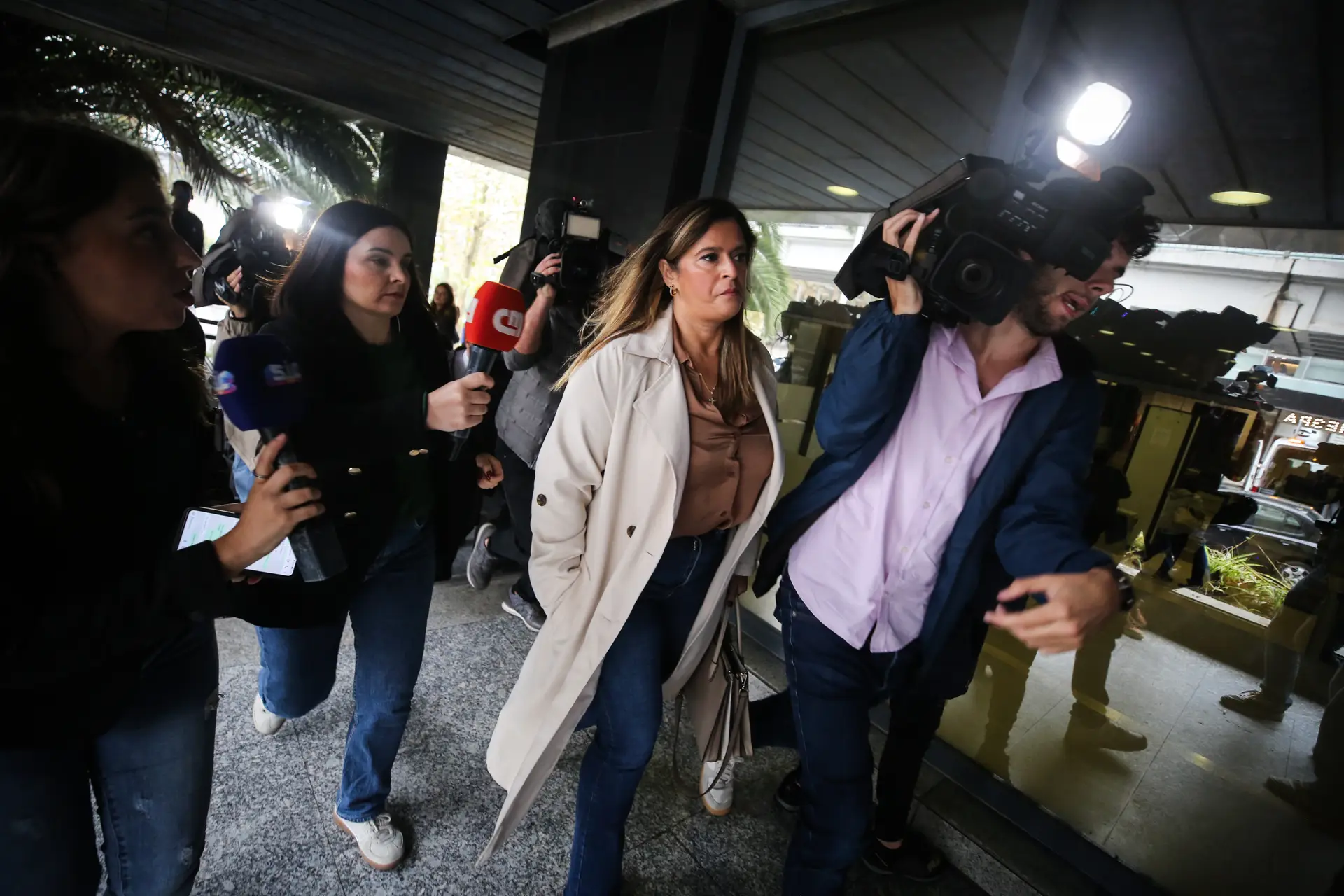 Sandra Madureira esteve menos de dez minutos no interior do TIC do Porto, onde seria ouvida exta sexta-feira, juntamente com o marido