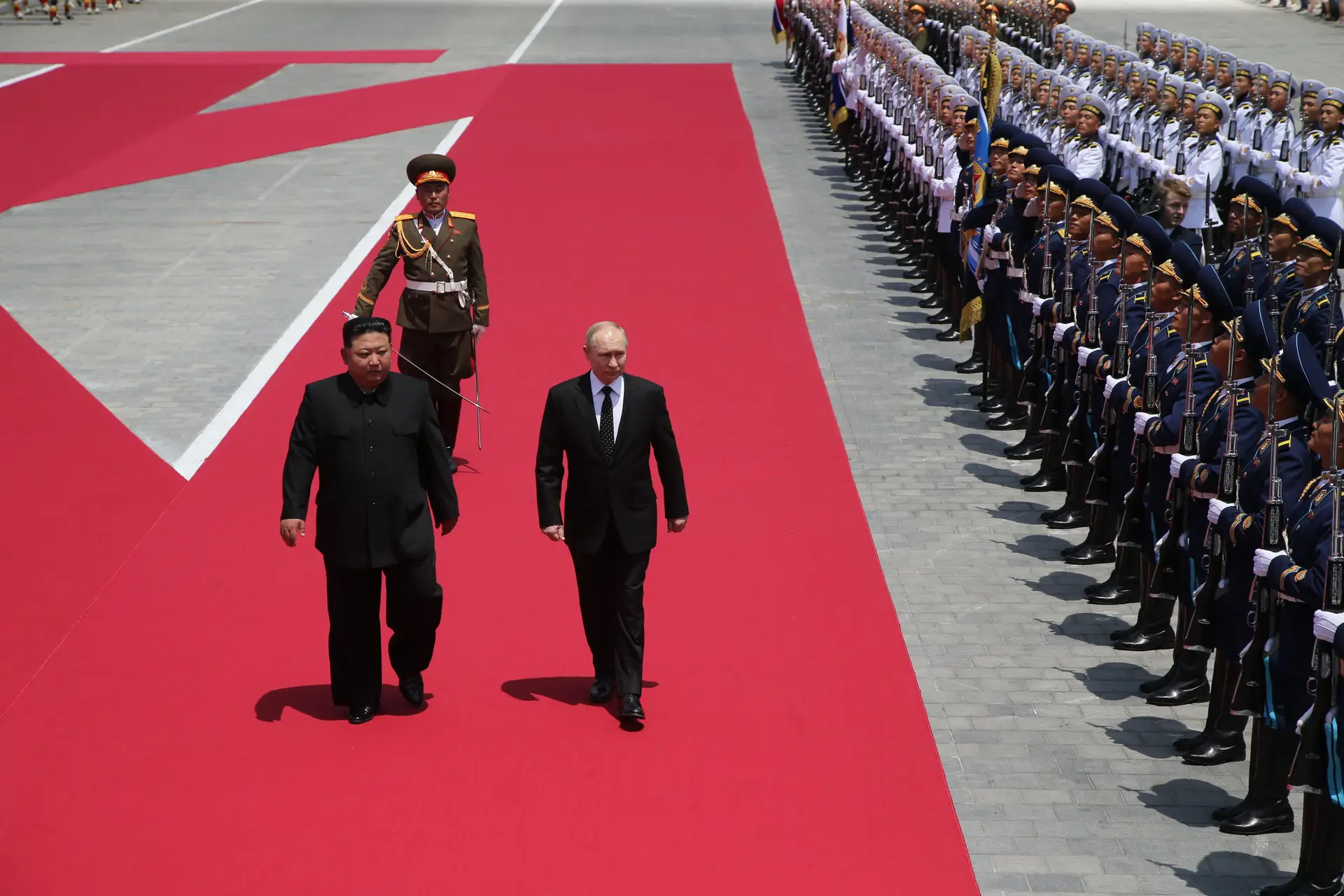 Coreia do Norte cede tropas a Putin para combater na Ucrânia, segundo Seul: “Uma injeção de milhares de soldados não é coisa pouca”
 #ÚltimasNotícias #Portugal