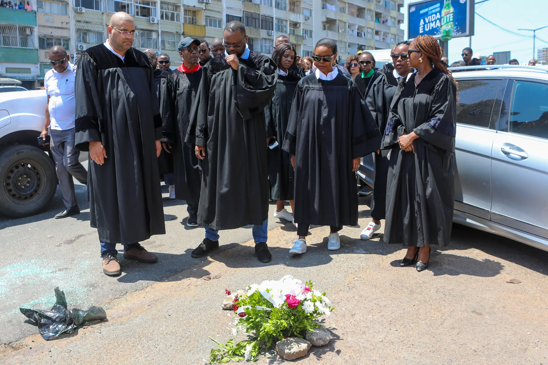 Dezenas de advogados moçambicanos concentraram-se este sábado no local do homicídio de Elvino Dias e Paulo Guambe, em Maputo