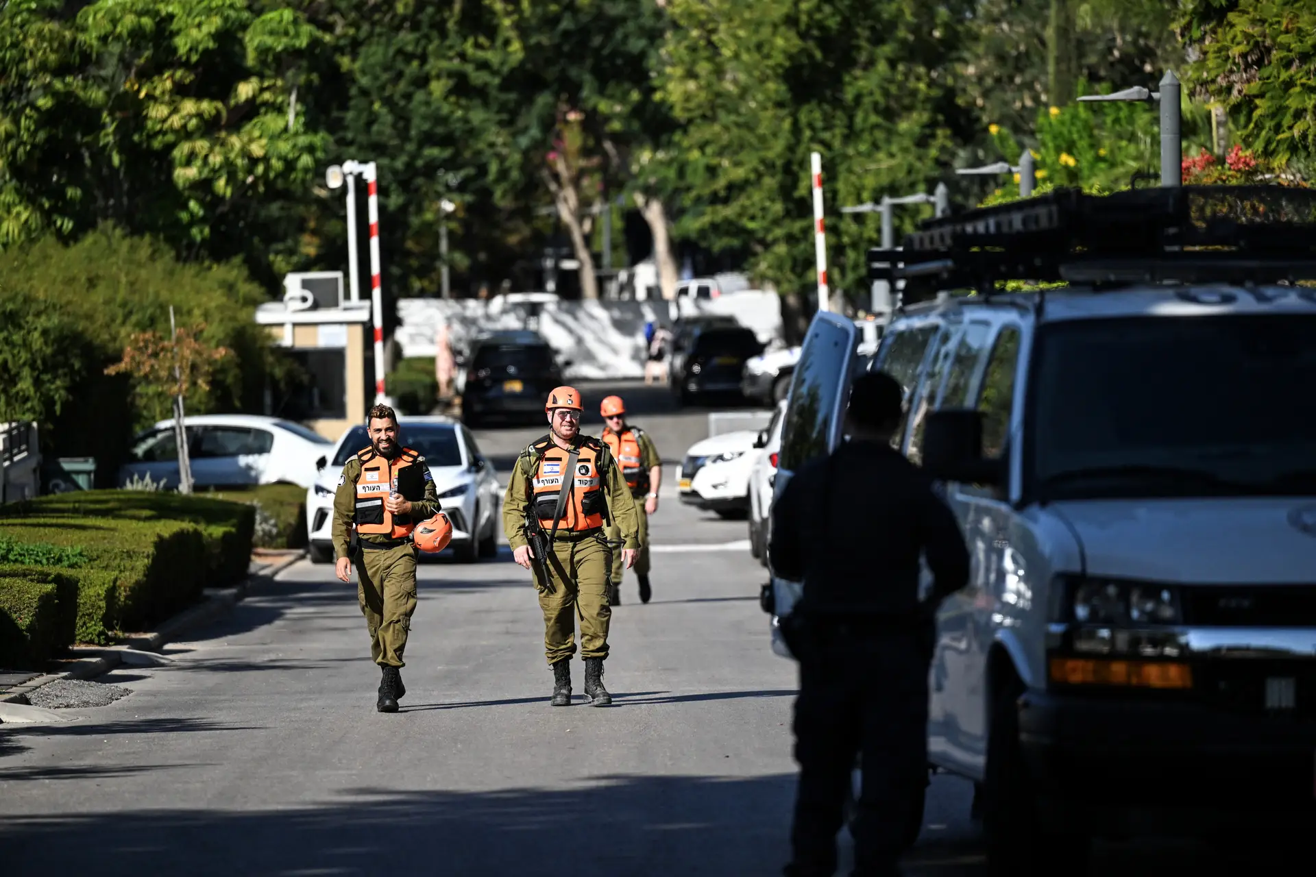 Soldados israelitas em Caesarea, cidade de Israel atingida por um drone do Hezbollah