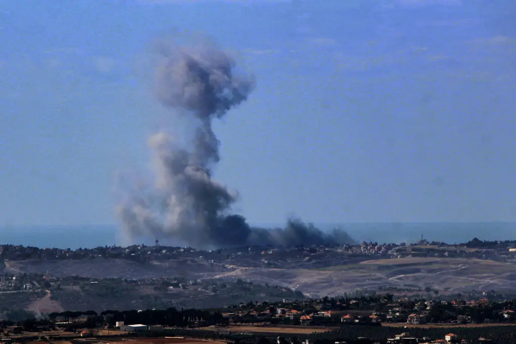 Coluna de fumo após forças israelitas atacarem posições do Hezbollah na aldeia de Zawtar, no sul do Líbano