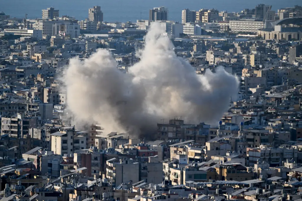 Efeito de um bombardeamento israelita à área de Dahieh, um bastião do Hezbollah, a sul de Beirute