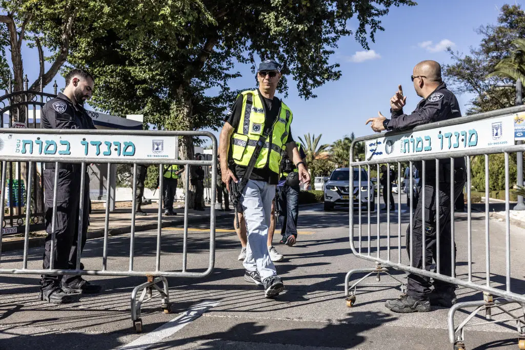 Fortes medidas de segurança junto à casa do primeiro-ministro de Israel, em Caesarea (centro), atingida por um drone