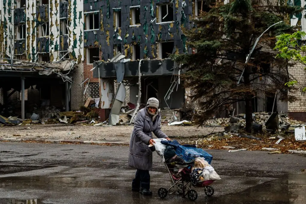 Pokrovsk, na região de Donetsk, no leste da Ucrânia, é a imagem do desafio diário que é sobreviver