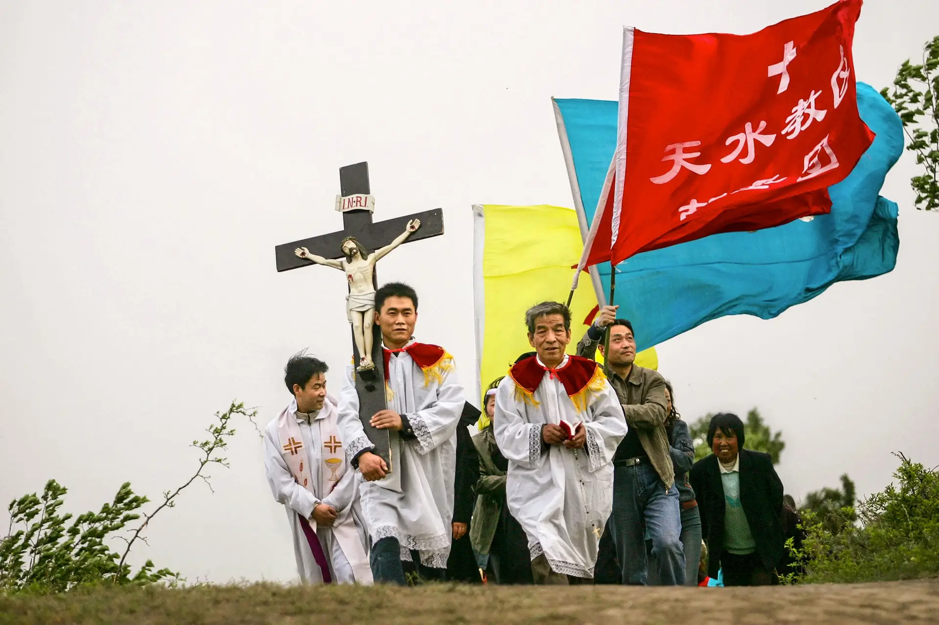 Membros do clero chinês lideram uma procissão, em 2007, na aldeia de Paowo, na província de Shaanxi, um local sagrado que é uma simulação do Calvário de Cristo e que foi construído pelo missionário Liu Jialu e aprovado pelo Papa Pio VI, em 1777