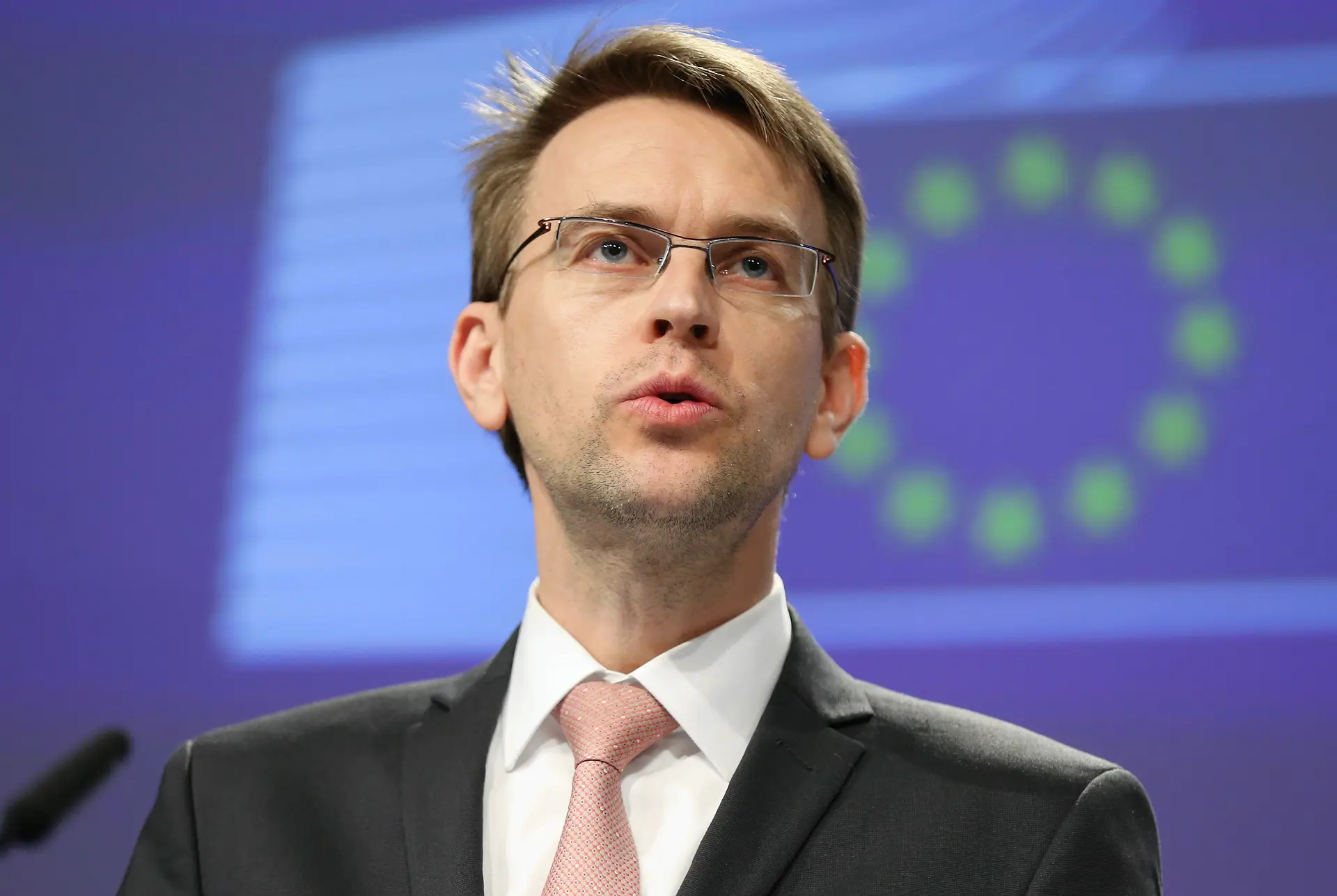 Bruxelas denuncia “interferência russa” em referendo na Moldova e aguarda “o anúncio final dos resultados oficiais”