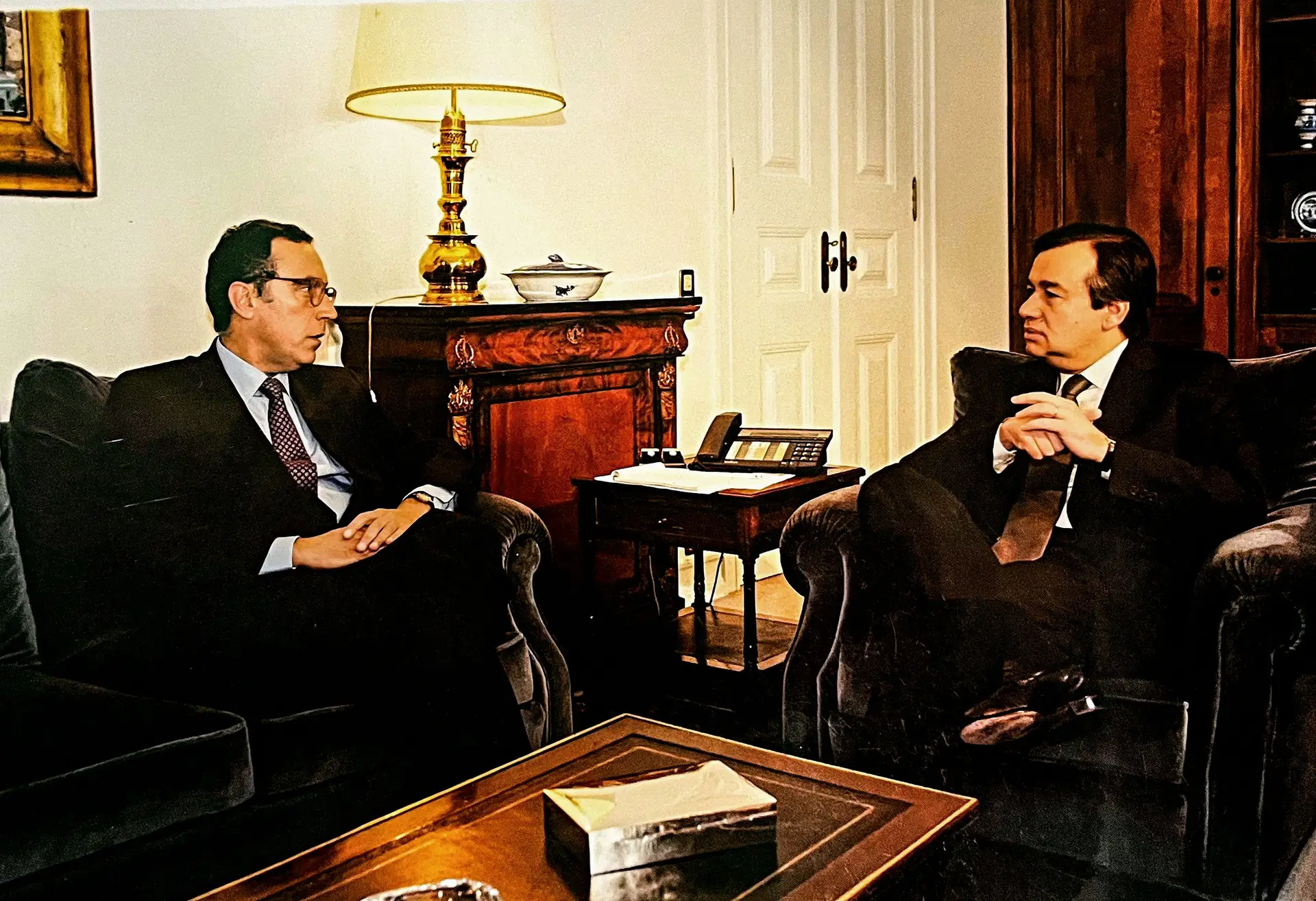 Guterres e Marcelo combinaram em segredo que o Governo desistia de um imposto para o PSD aprovar o Orçamento de 1998. Fingiram estar às avessas até ao fim