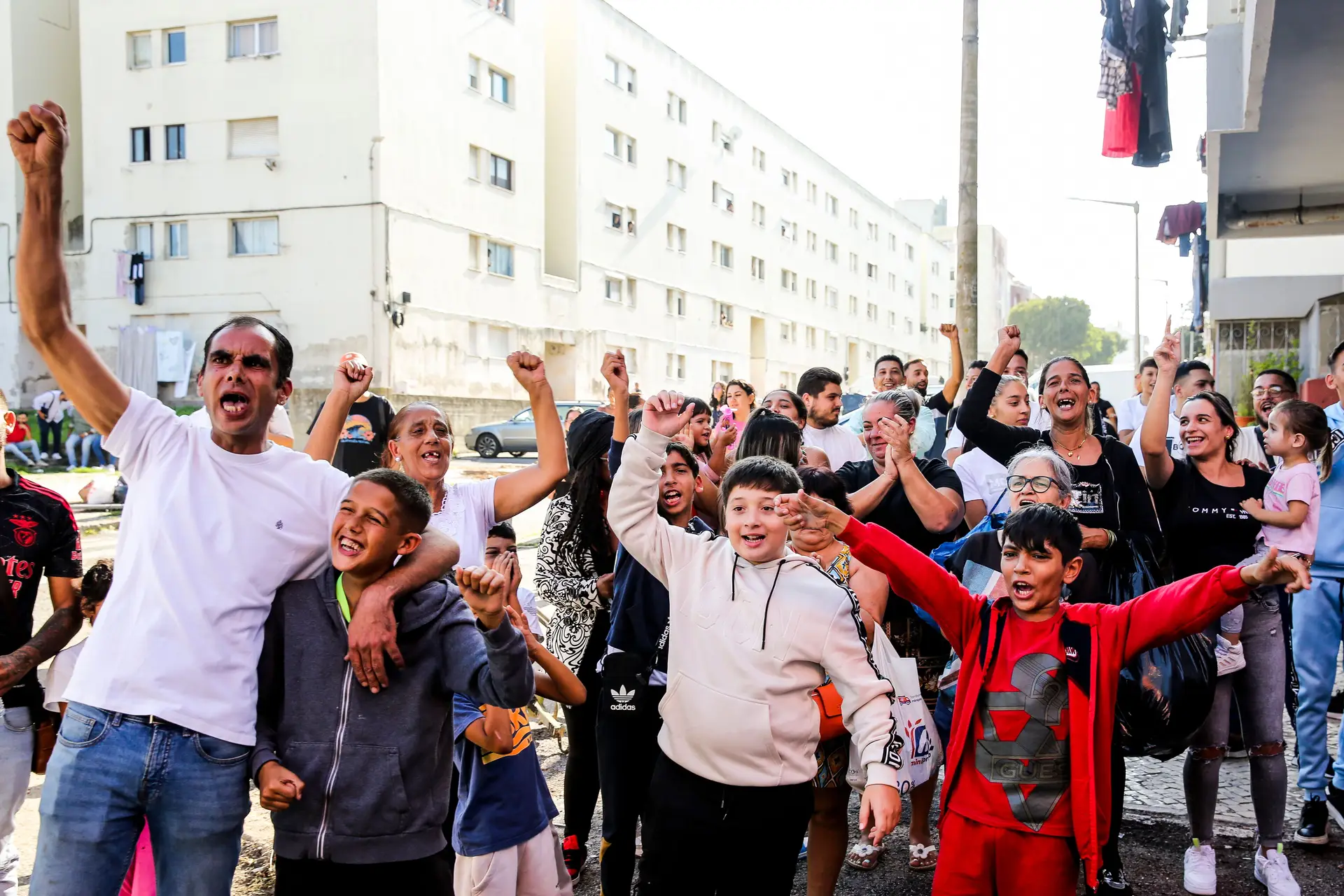 População do bairro do Zambujal, na Amadora em protesto após morte de Odair Moniz.