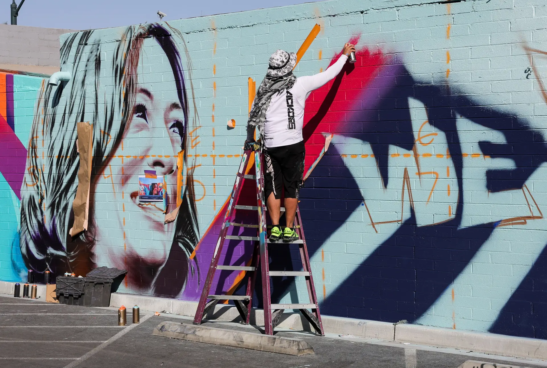 Um artista pinta um mural de apoio à candidata democrata Kamala Harris, em Las Vegas 