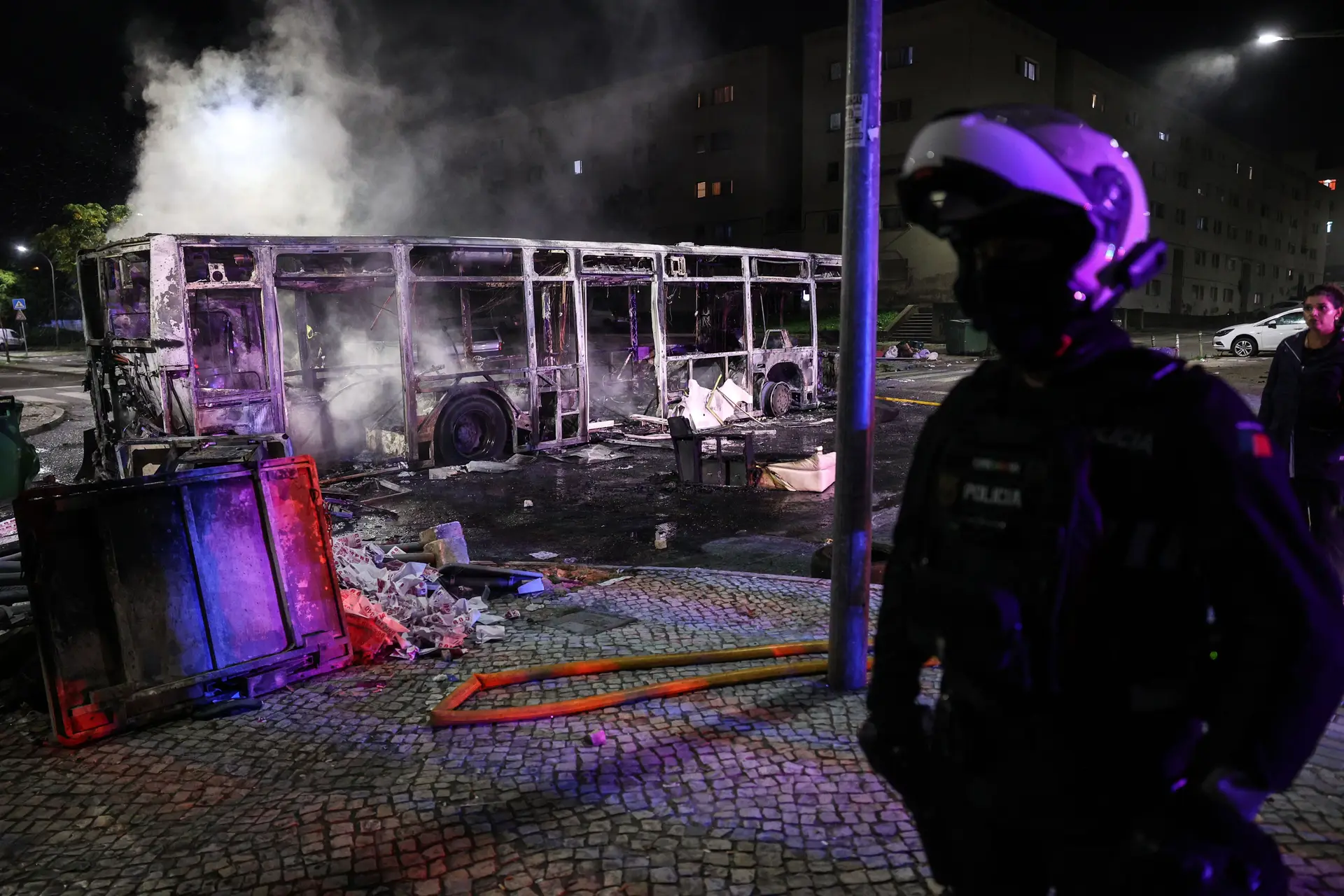 Amadora: incêndio que consumiu autocarro foi extinto, bairro do Zambujal está encerrado, agentes estão posicionados e uma pessoa está detida