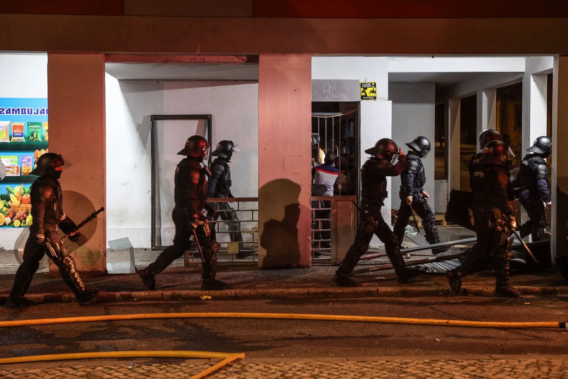 Protestos: PSP nega arrombamento de casa e fala em polícias feridos, dois cidadãos esfaqueados, veículos e autocarros roubados e incendiados