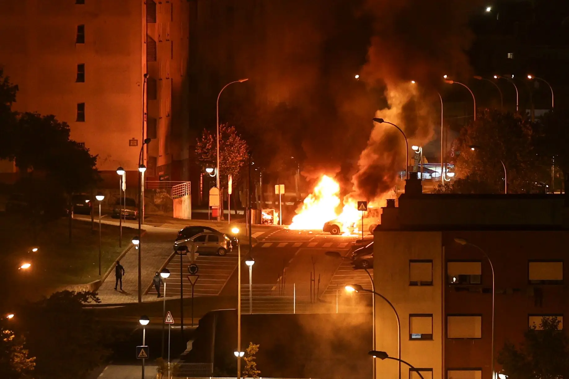 Dois ônibus e sete veículos incendiados nesta noite na Grande São Paulo, há dois detidos
  #ÚltimasNotícias #lisboa