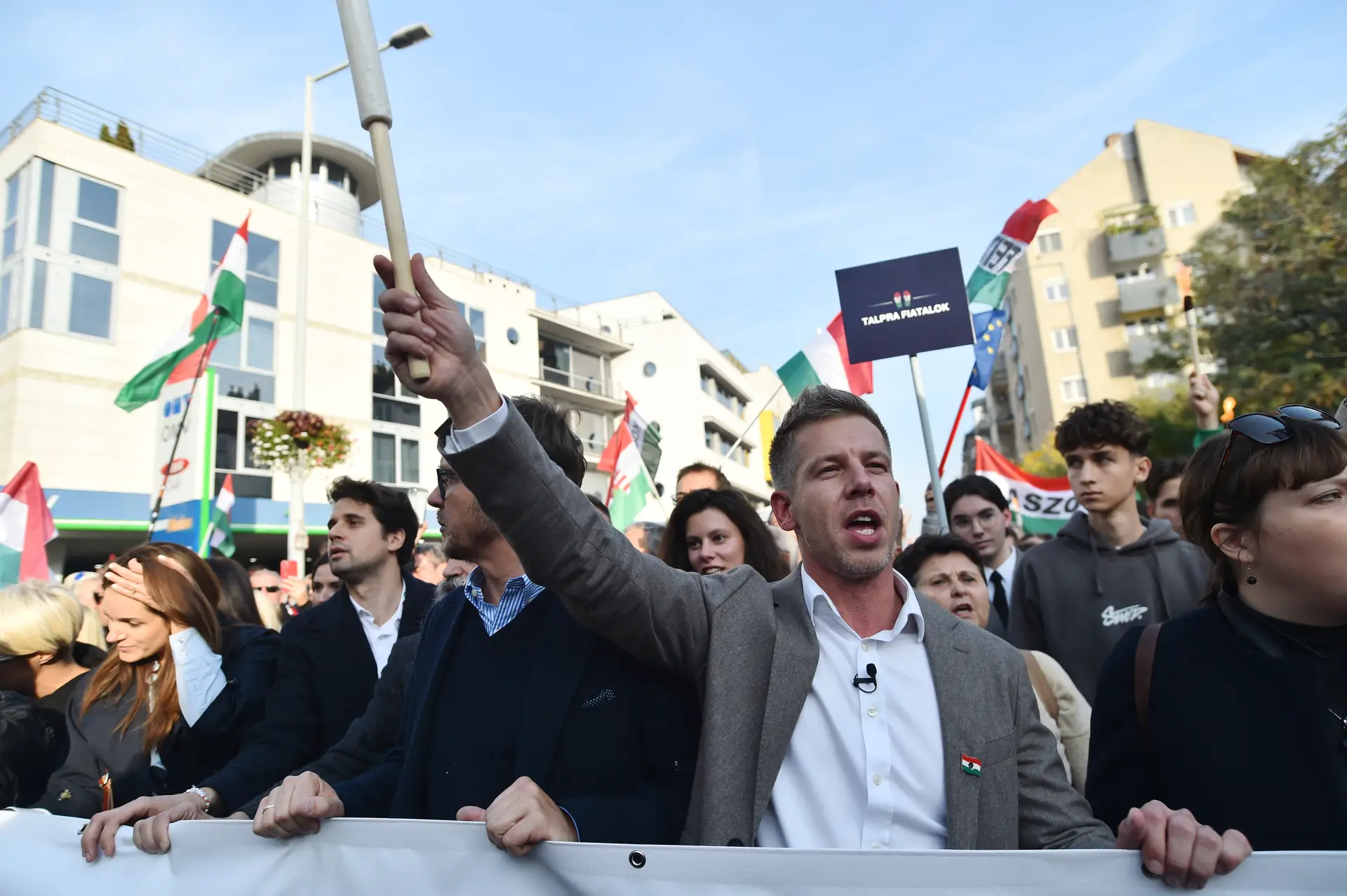 Líder do partido Tisza liderou manifestação em Budapeste no aniversário da revolução de 1956