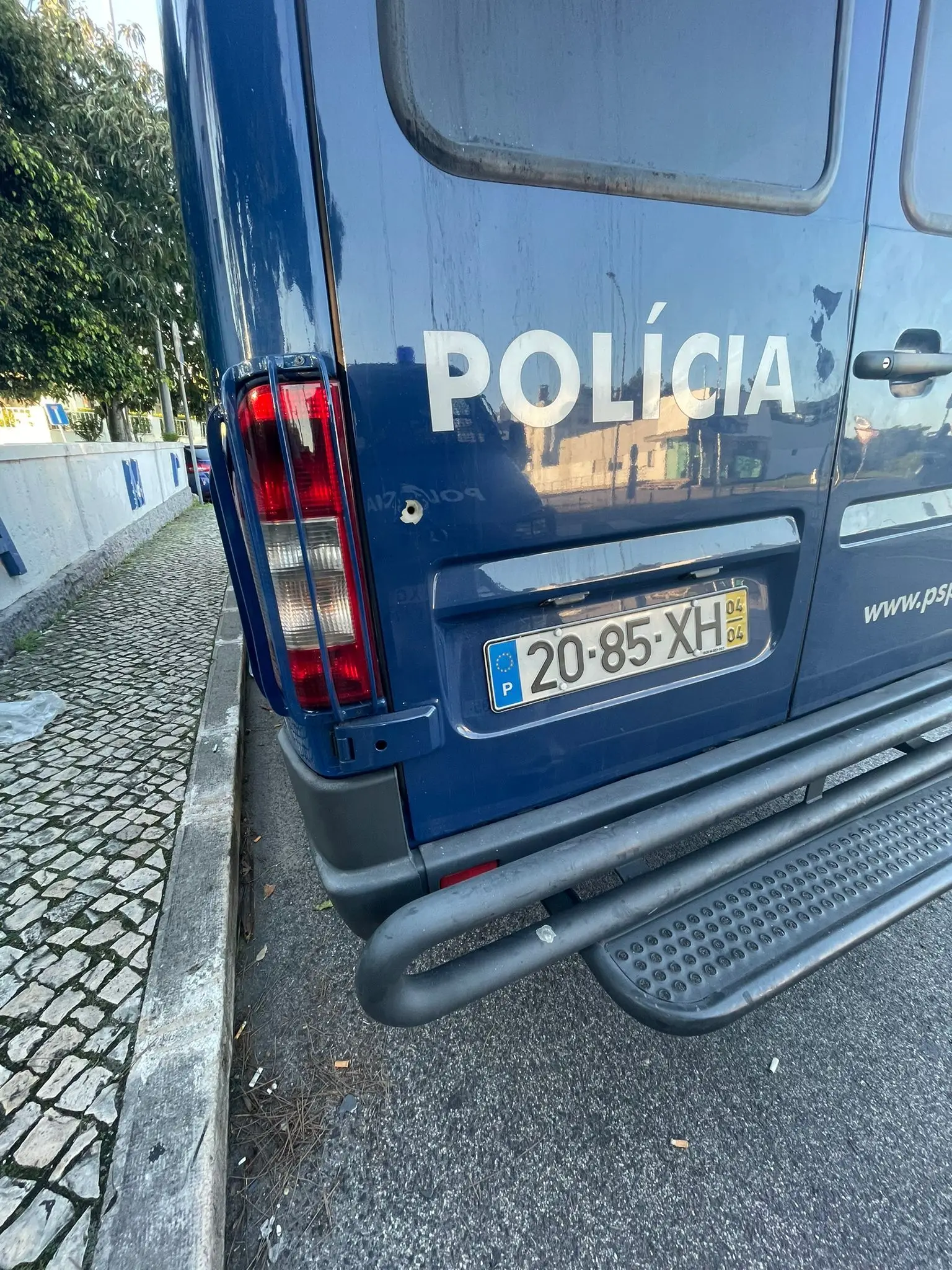 Imagens da carrinha da PSP com sinais da entrada de uma bala de 9mm