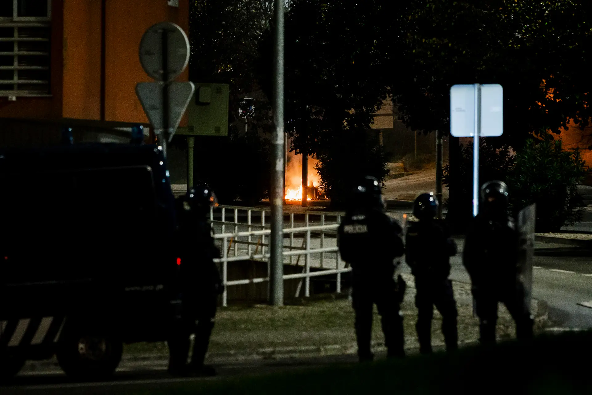 Em vários pontos da região de Lisboa, as noites têm sido marcadas por confrontos e distúrbios, depois de um agente da PSP ter morto a tiro Odair Moniz, na Cova da moura