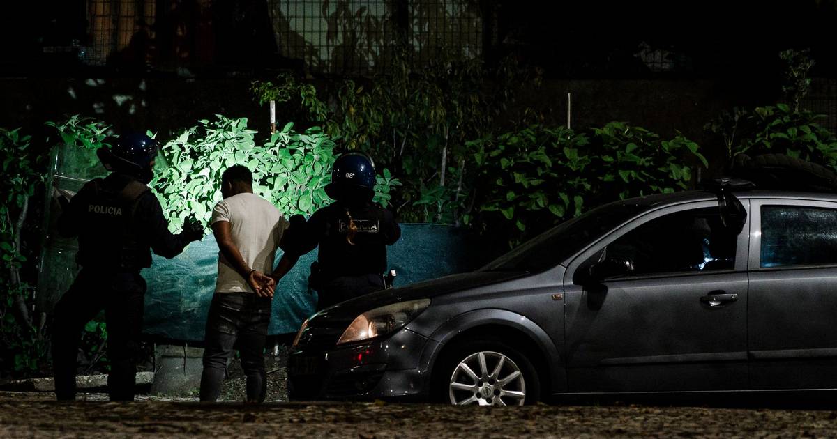 “Você é policial?”: na terceira noite de tensão na Cova da Moura, houve medo, fogo, lasers, cassetetes, algemas e ensaio de funk