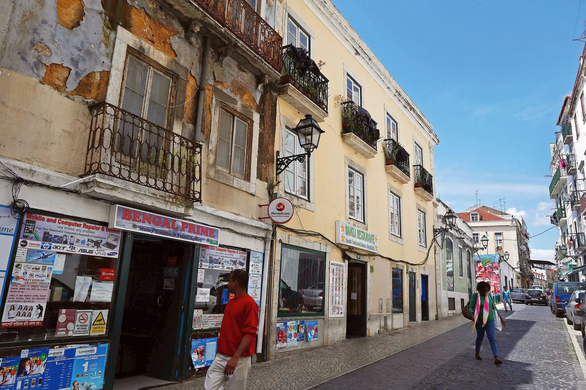 Uma rua encostada à parede: PSP deteve duas pessoas e apreendeu documentos, droga e 4 mil euros na Rua do Benformoso, em Lisboa