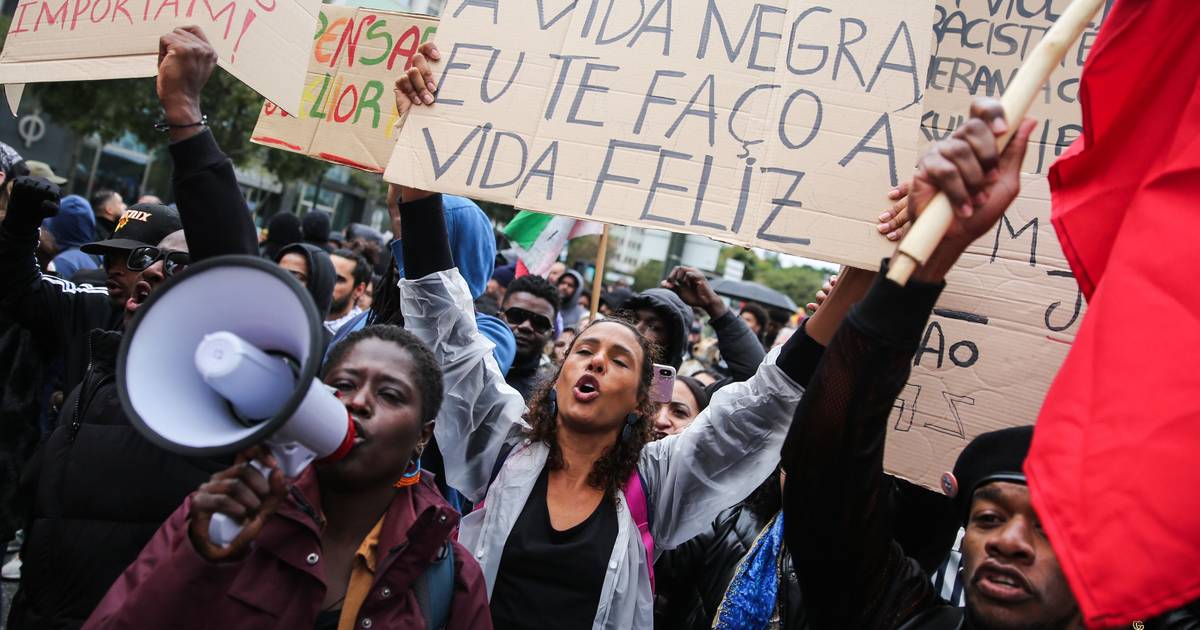 "Justiça de Odair Moniz" meu "nem outro policial morto": Duas manifestações após morte na Amadora continuam pacíficas