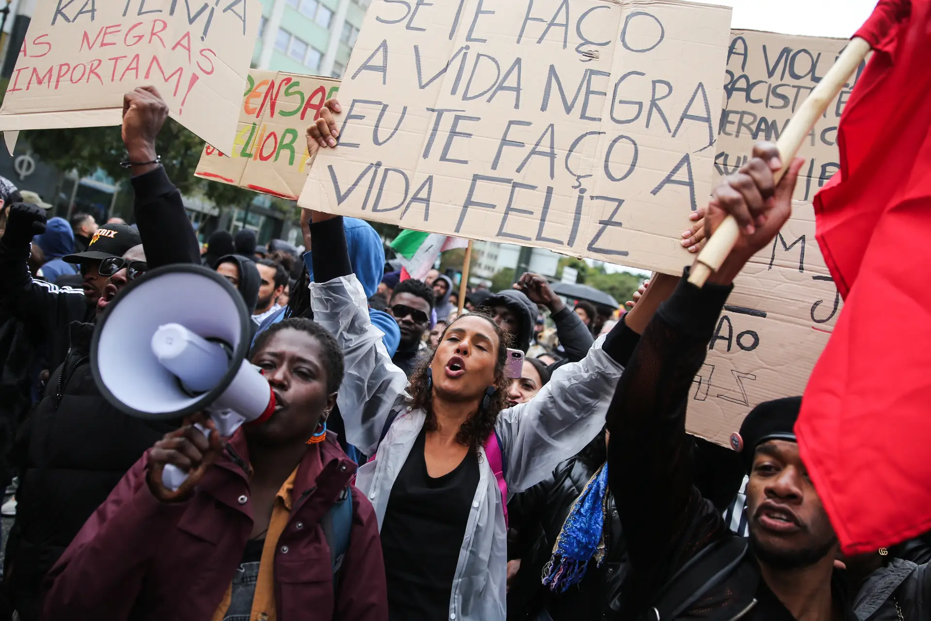 "Justiça por Odair Moniz" e "nem mais um polícia morto": duas manifestações seguem pacíficas