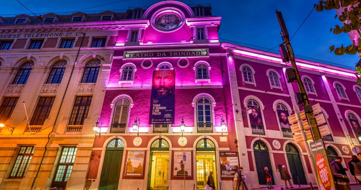 Teatro da Trindade evacuado devido a curto-circuito em edifício adjacente