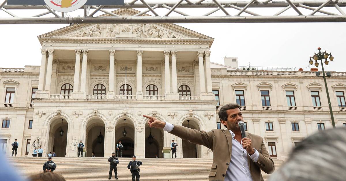 "Nos últimos 50 anos apenas uma das partes foi ouvida.": Em 90 minutos, Ventura apelou à revolução, cantou o hino e ouviu Da Vinci