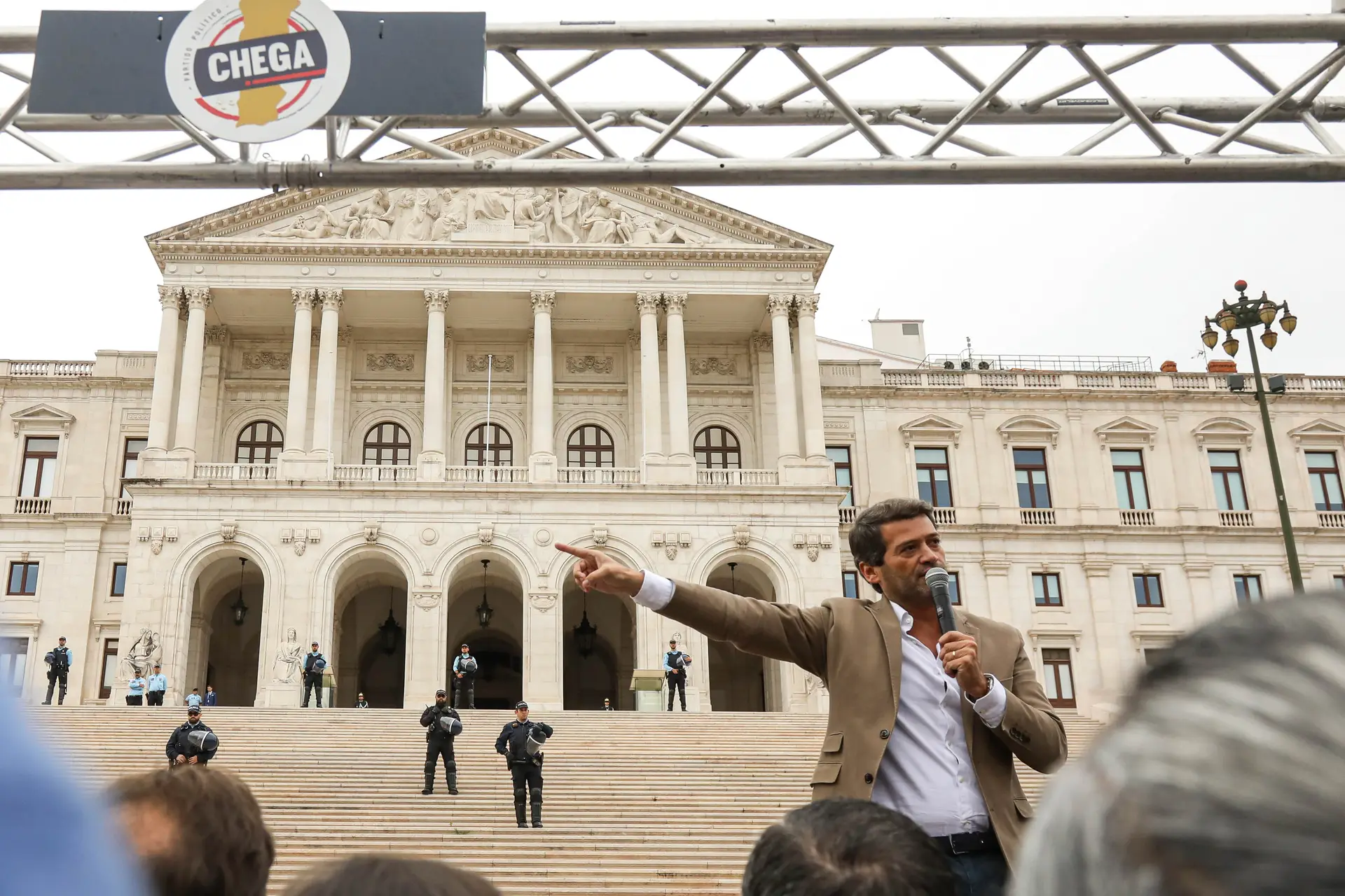 "Nos últimos 50 anos só se ouviu um lado": em 90 minutos, Ventura apelou à revolução, cantou o hino e ouviu Da Vinci