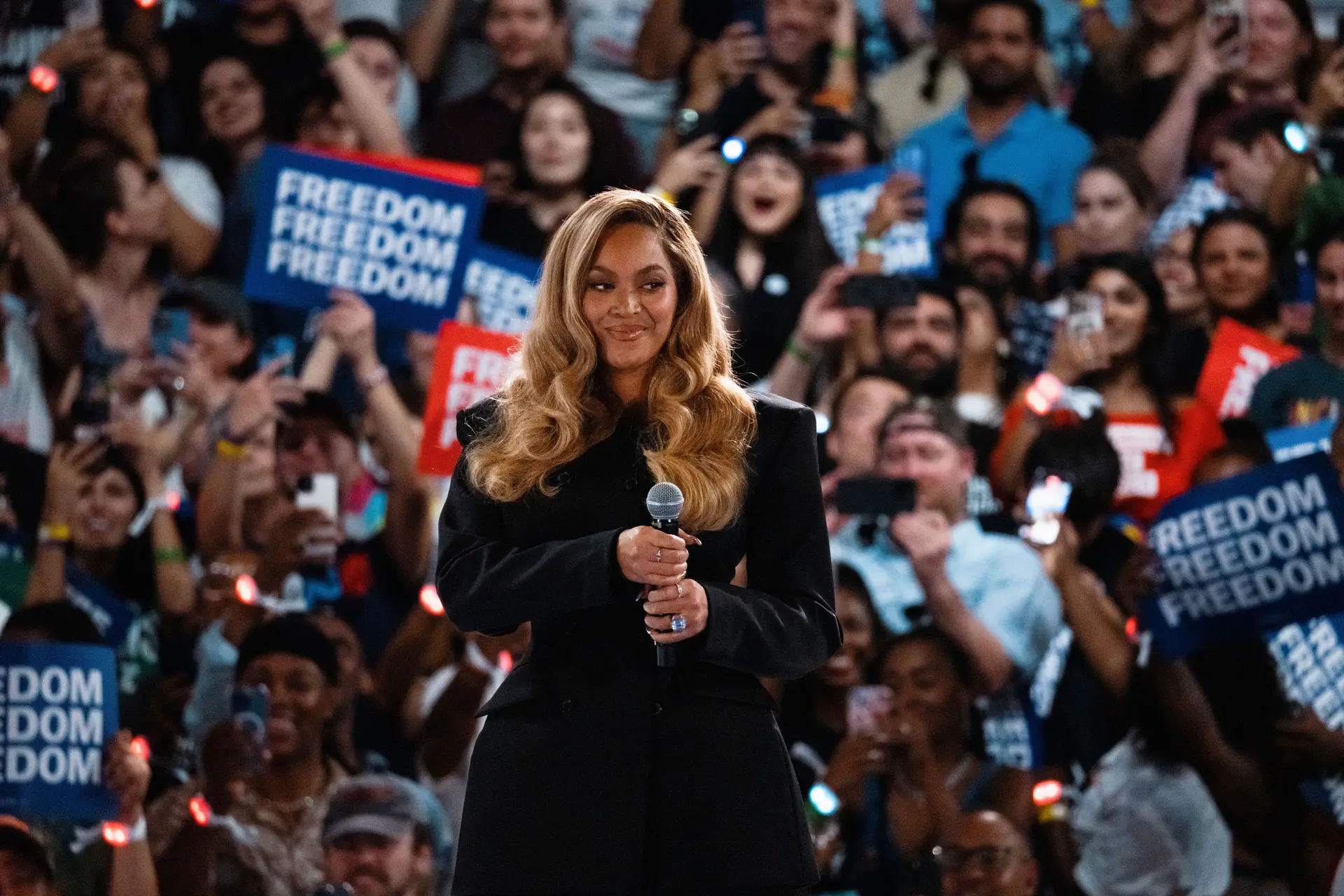 Beyoncé presente em comício de Kamala Harris: “Estou aqui como mãe”