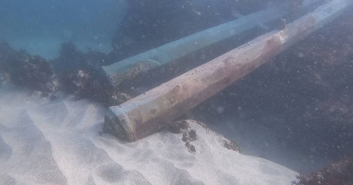 Canhões de bronze que pertenceram a uma caravela portuguesa do século XVI retirada do mar