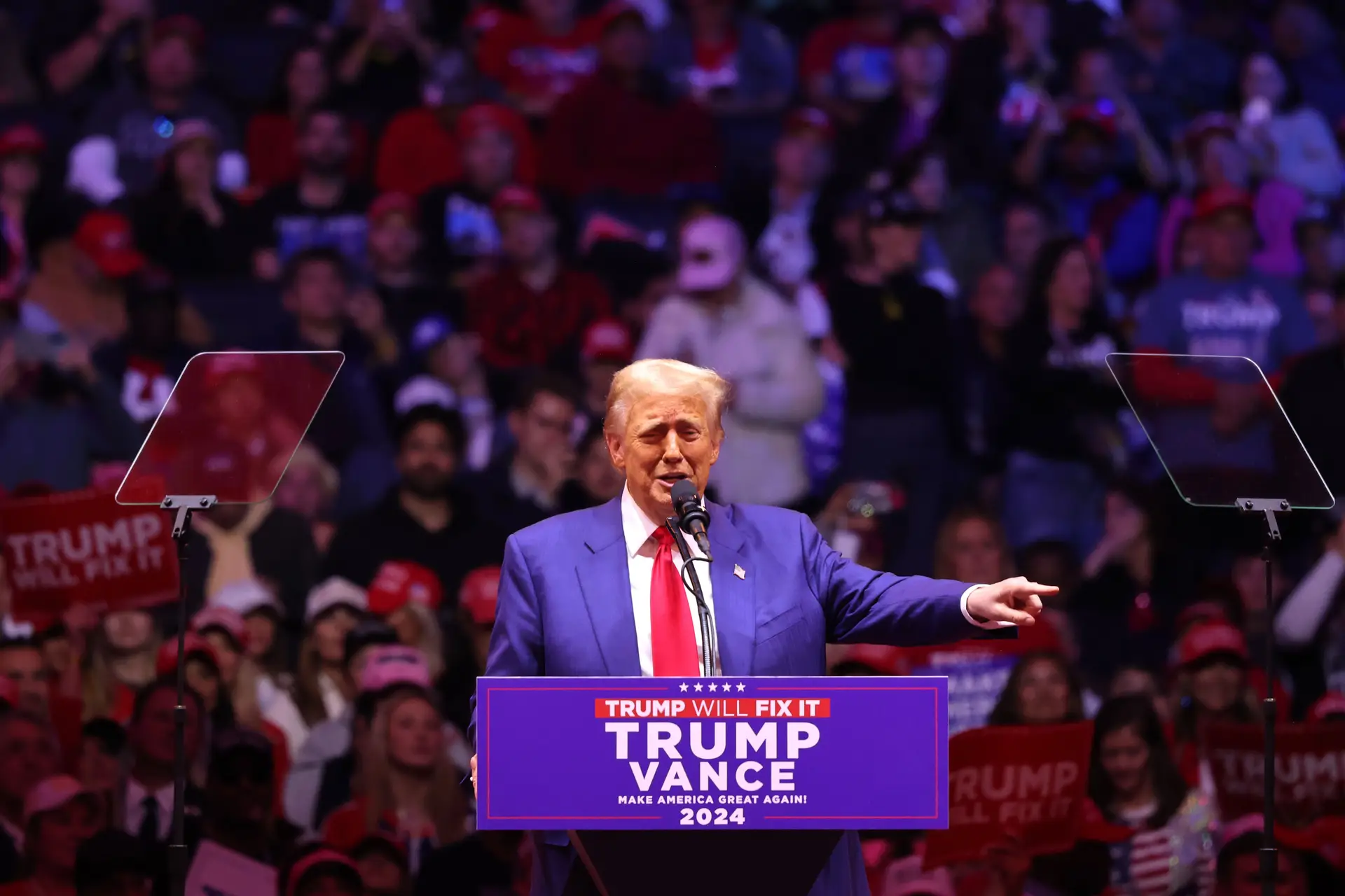 Trump promete "despedir" Harris e deportar imigrantes em comício com insultos racistas