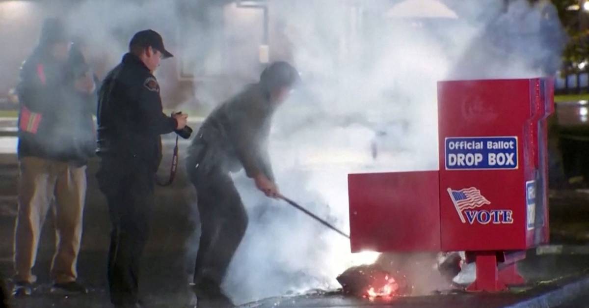 Série de ataques incendiários destroem votos por correspondência em assembleias de voto em Oregon e Washington