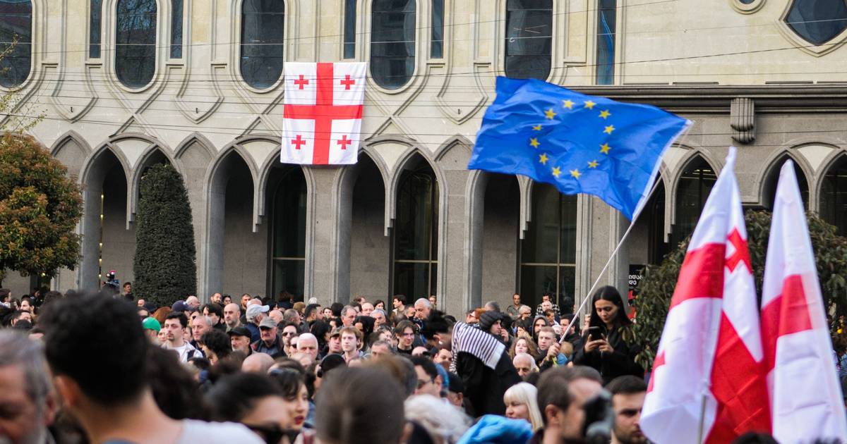 Milhares de pessoas protestam na Geórgia contra a vitória do partido pró-Rússia