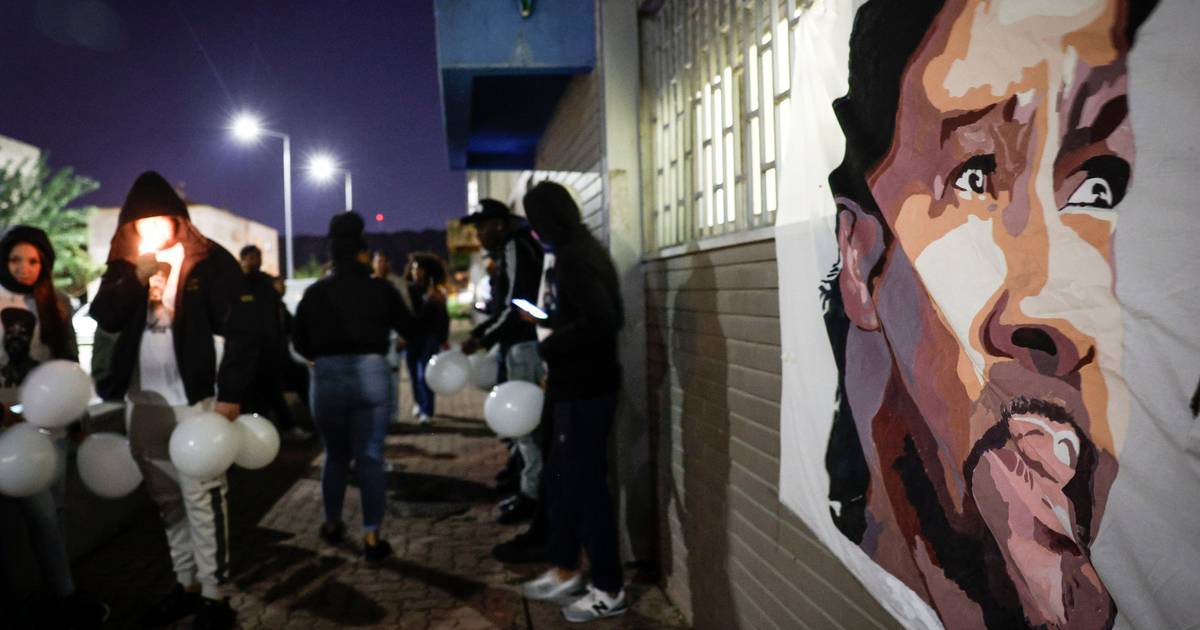 Mais de uma centena de pessoas fizeram vigília no bairro do Zambujal em homenagem a Odaír Moniz