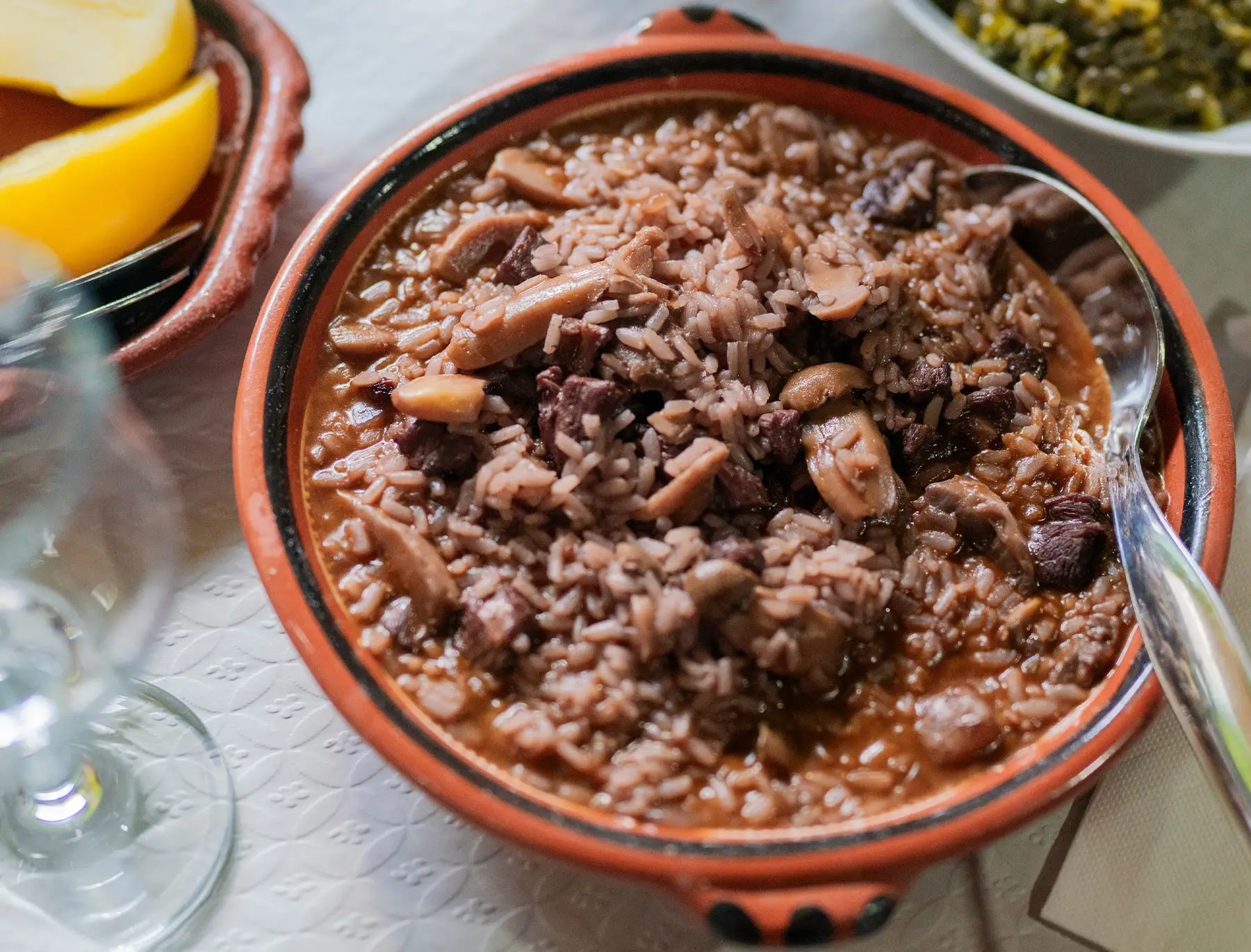 Com a chegada do outono, os míscaros dão vida e sabor a este arroz típico da Beira Interior