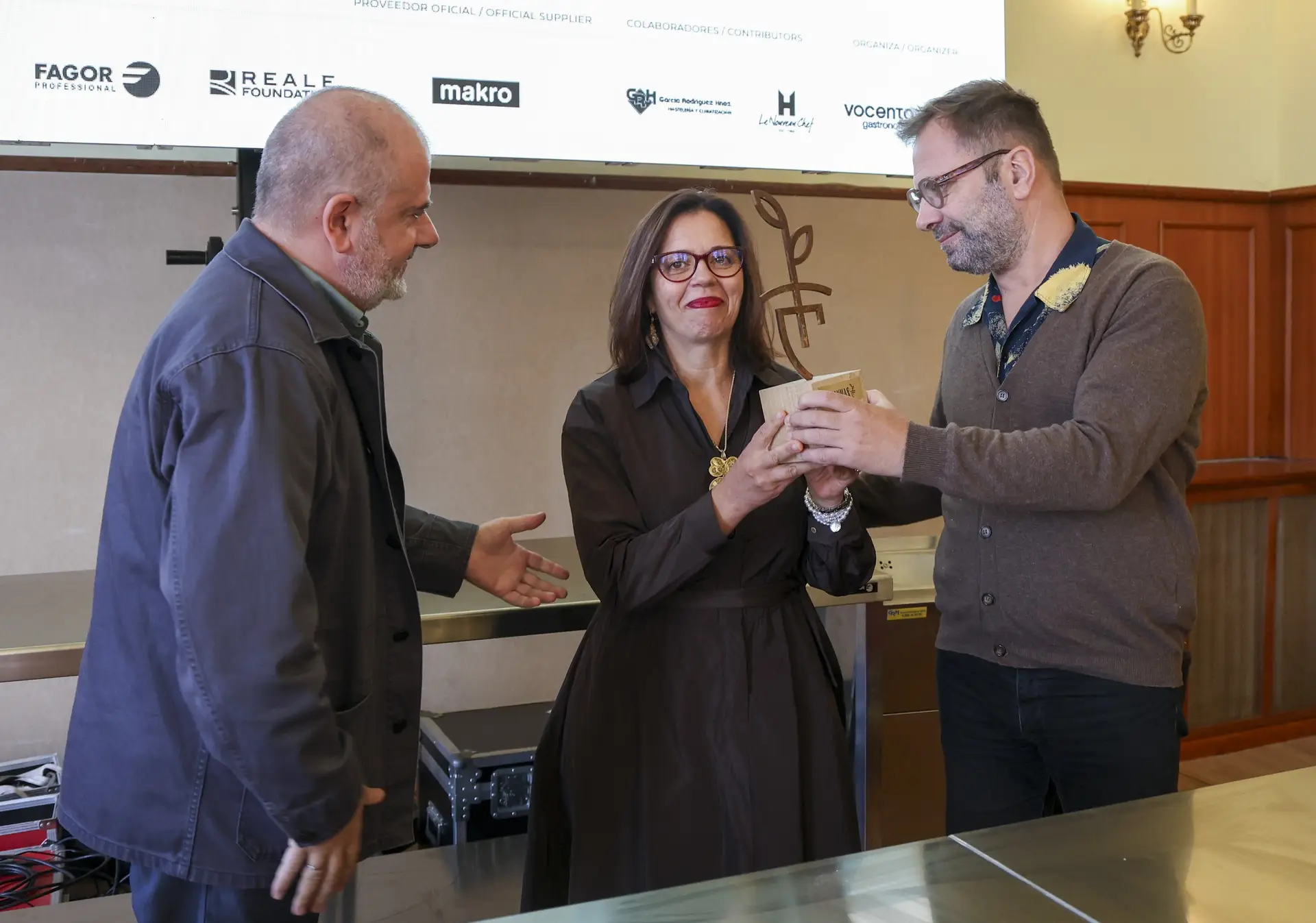 Noélia Jerónimo recebe simbolicamente “Prémio Guardiãs da Tradição” em nome de todas as mulheres portuguesas que trabalham na cozinha