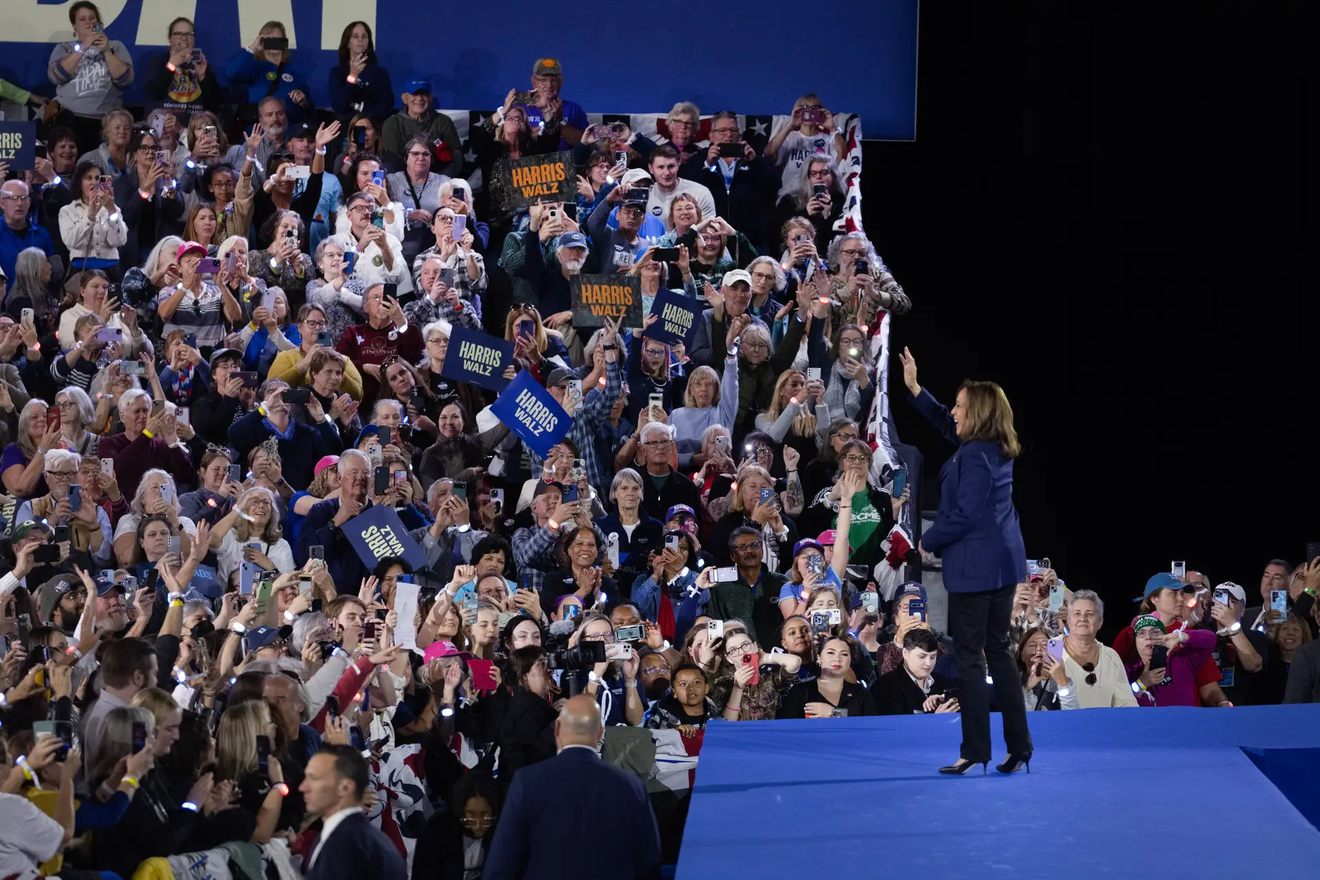 A democrata Kamala Harris, num comício no Wisconsin, tenta segurar um estado que o Presidente Joe Biden arrebatou ao republicano Donald Trump em 2020 